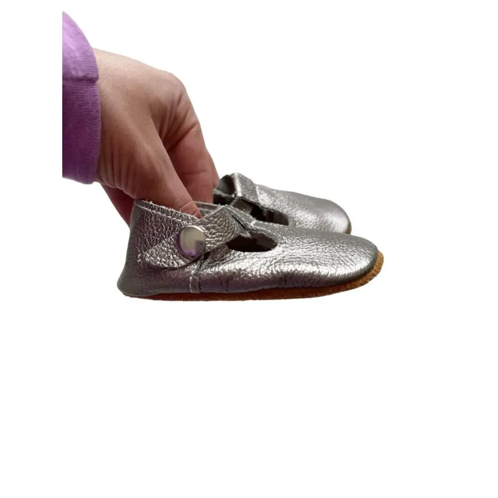 NWOT Mon Petit Metallic Chrome T-Strap Soft Sole Shoes Size 4(9-12m)